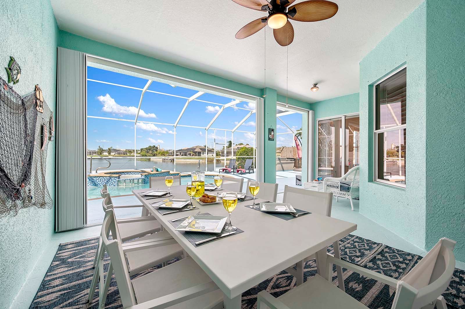 Überdachte Lanai mit Sitzbereich und Blick auf den Kanal.