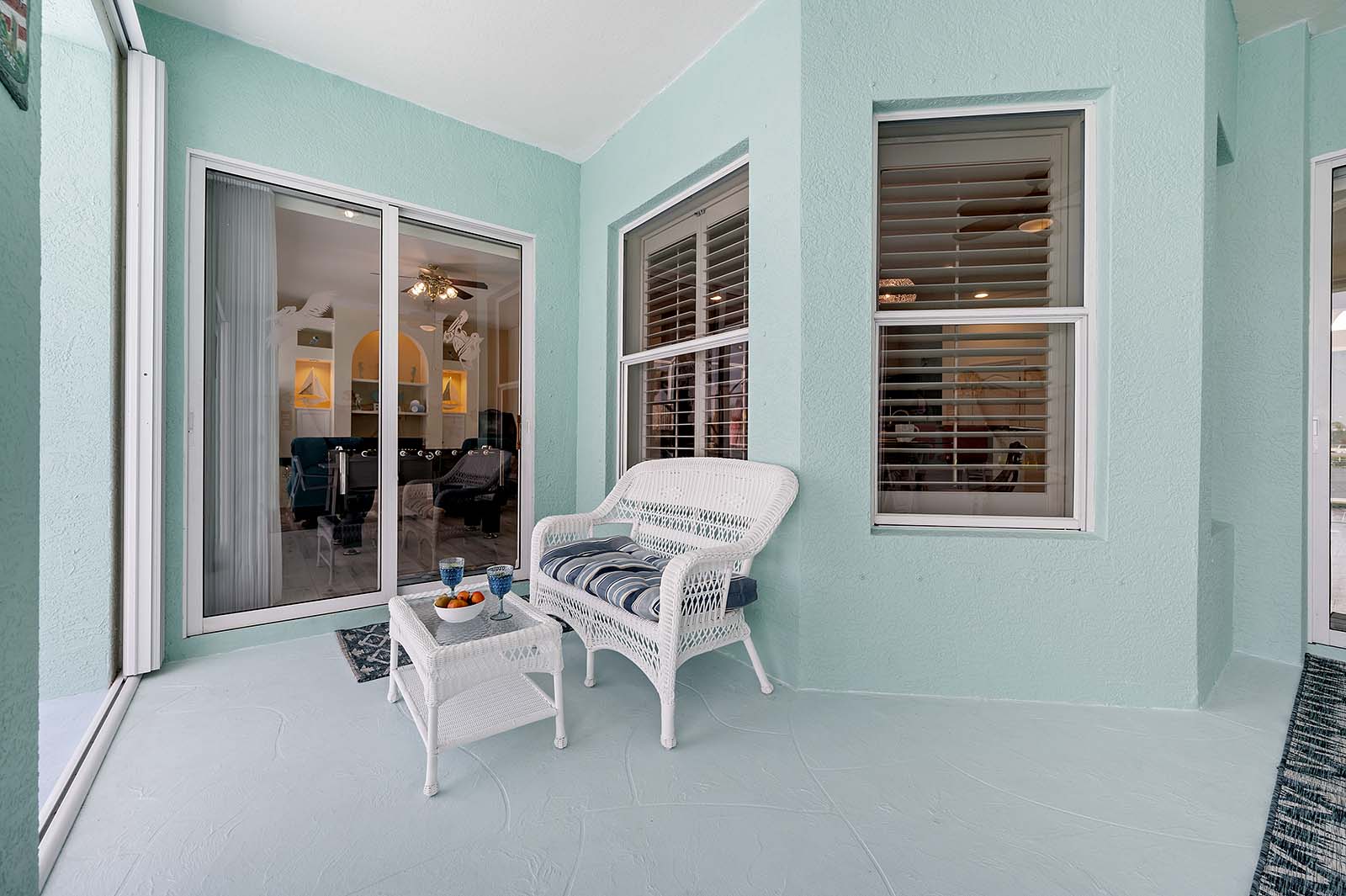 Überdachte Lanai mit Sitzbereich und Blick auf den Kanal.