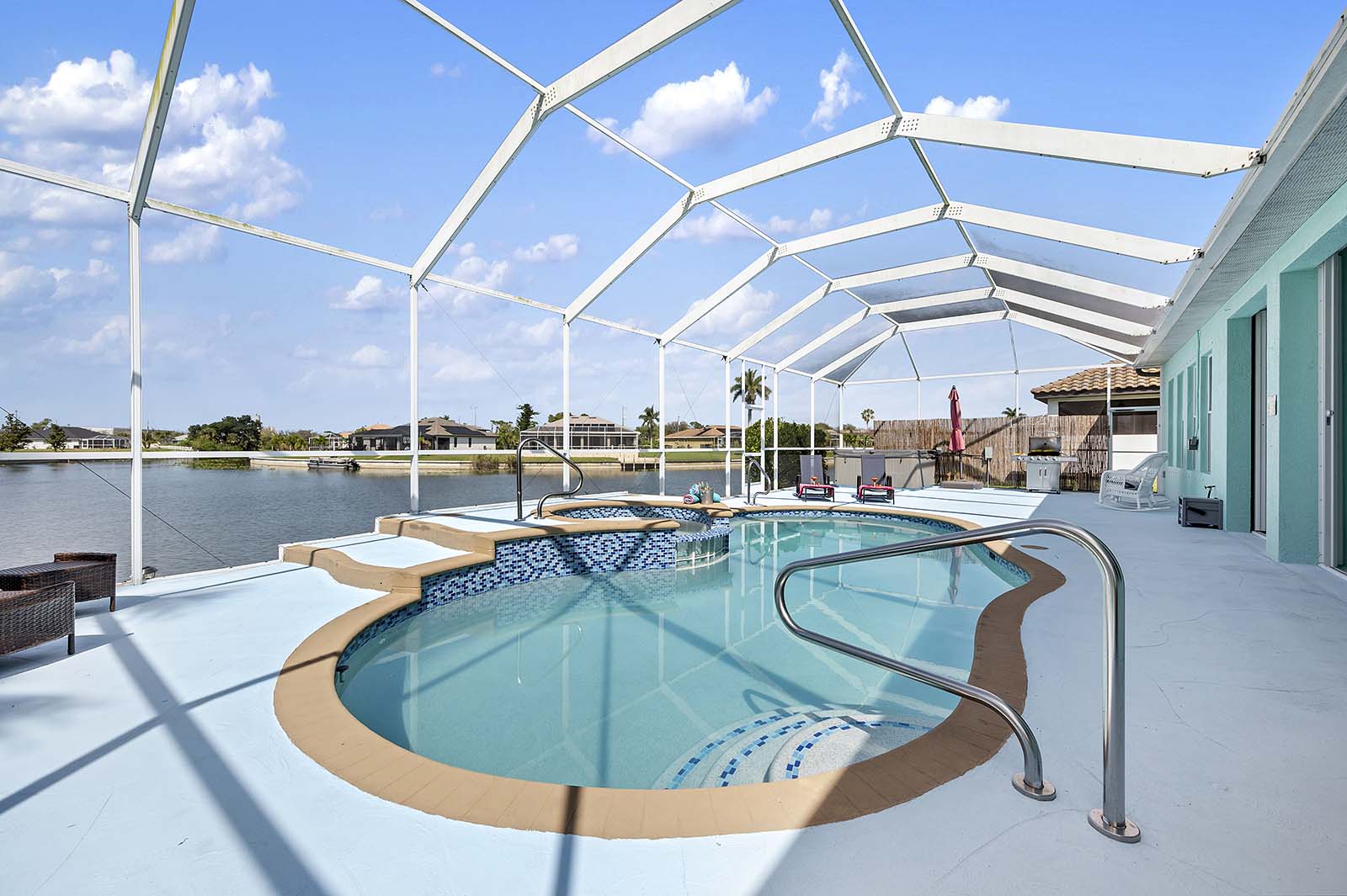 Feuerstelle im Außenbereich am Kanal mit Sitzgelegenheiten.