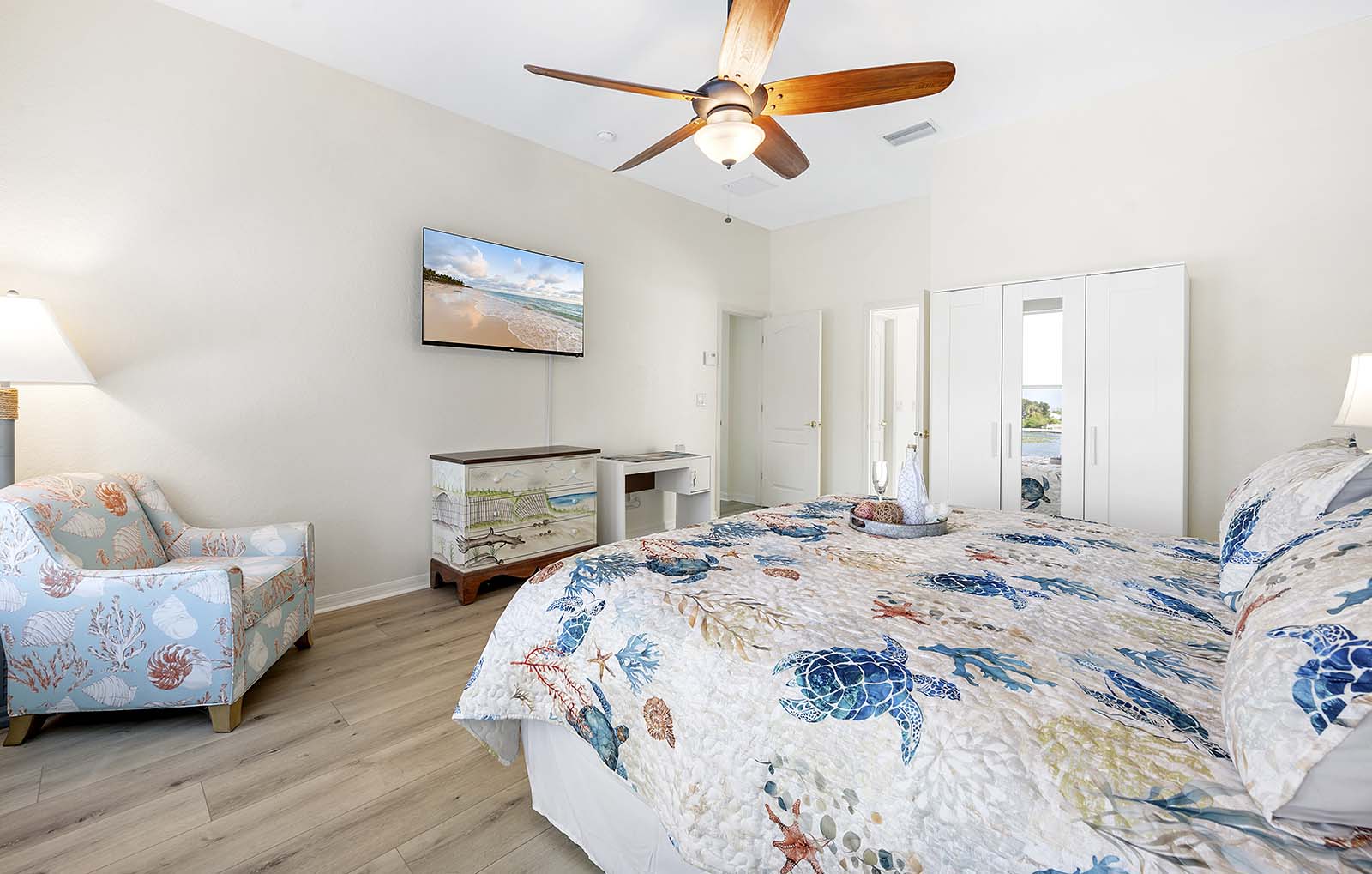 Überdachte Lanai mit Sitzbereich und Blick auf den Kanal.