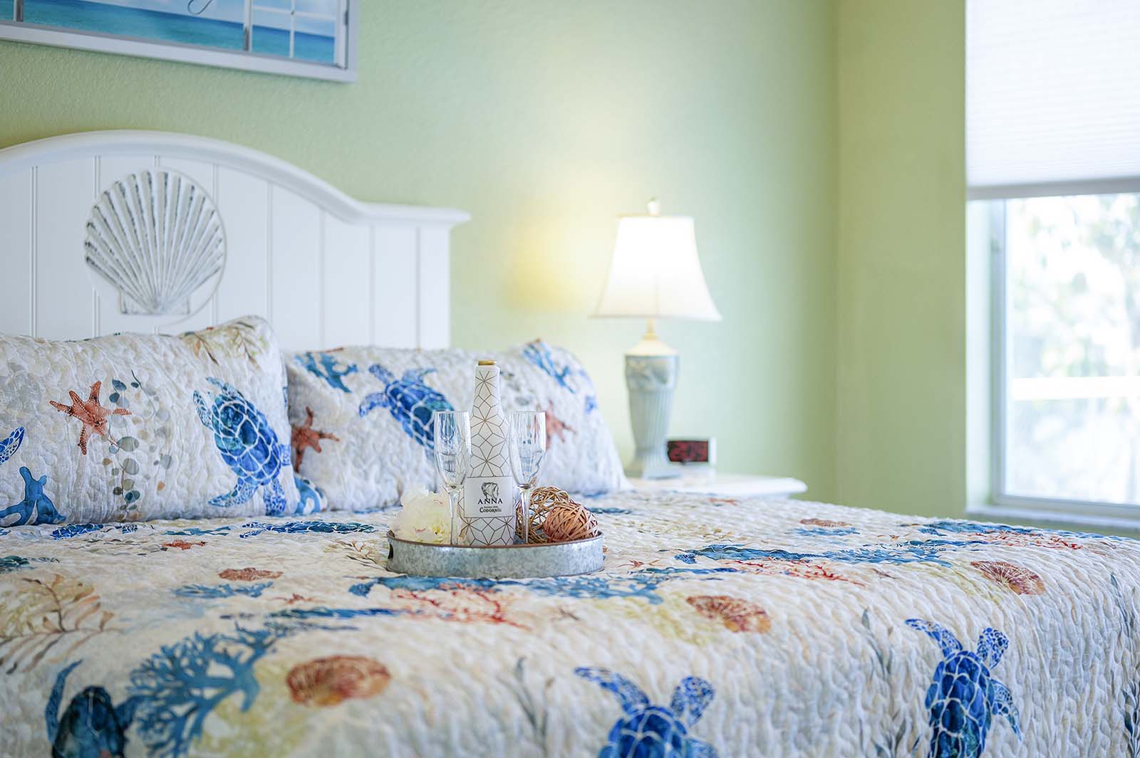 Feuerstelle im Außenbereich mit Sitzgelegenheiten am Kanal.