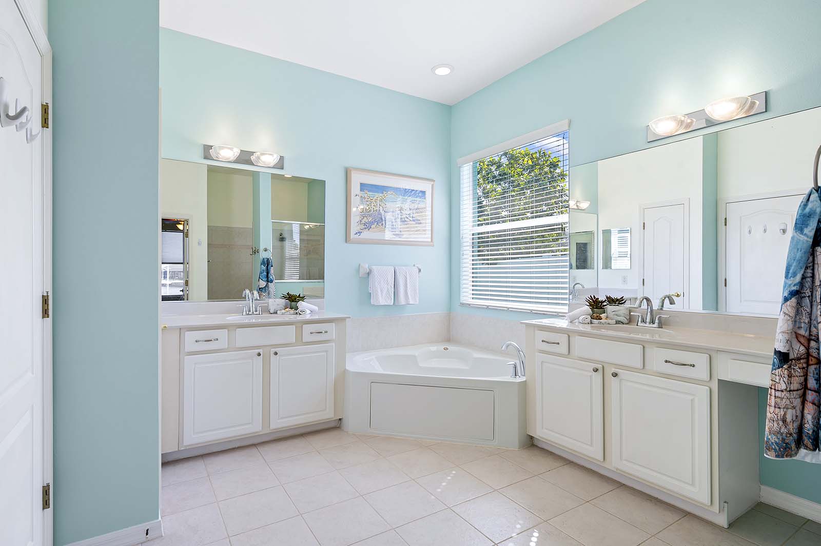 Überdachte Lanai mit Sitzbereich und Blick auf den Kanal.