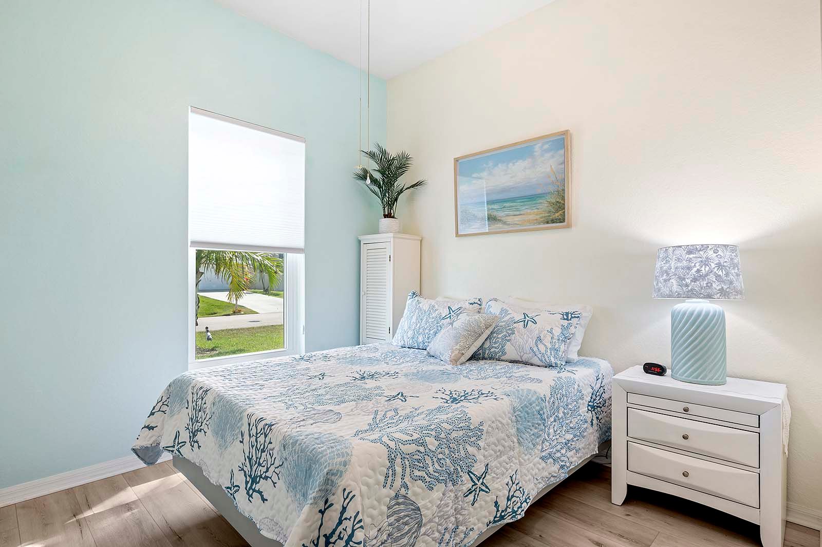 Feuerstelle im Außenbereich am Kanal mit Sitzgelegenheiten.