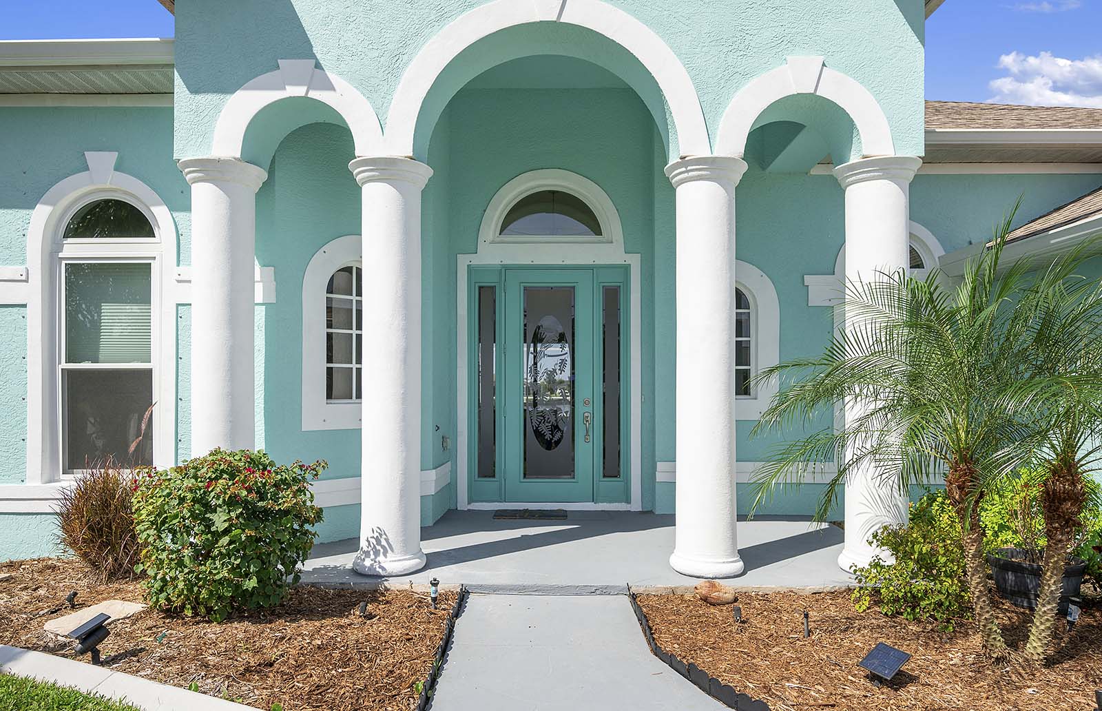 Salzwasser-Pool mit Whirlpool auf der Lanai am Kanal.