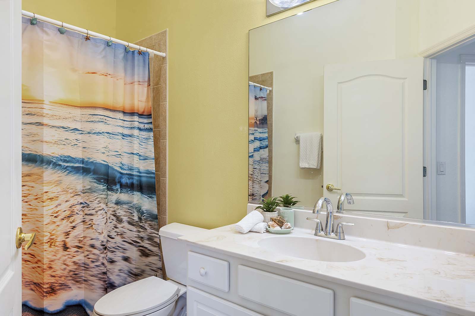 Überdachte Lanai mit Sitzbereich und Blick auf den Kanal.