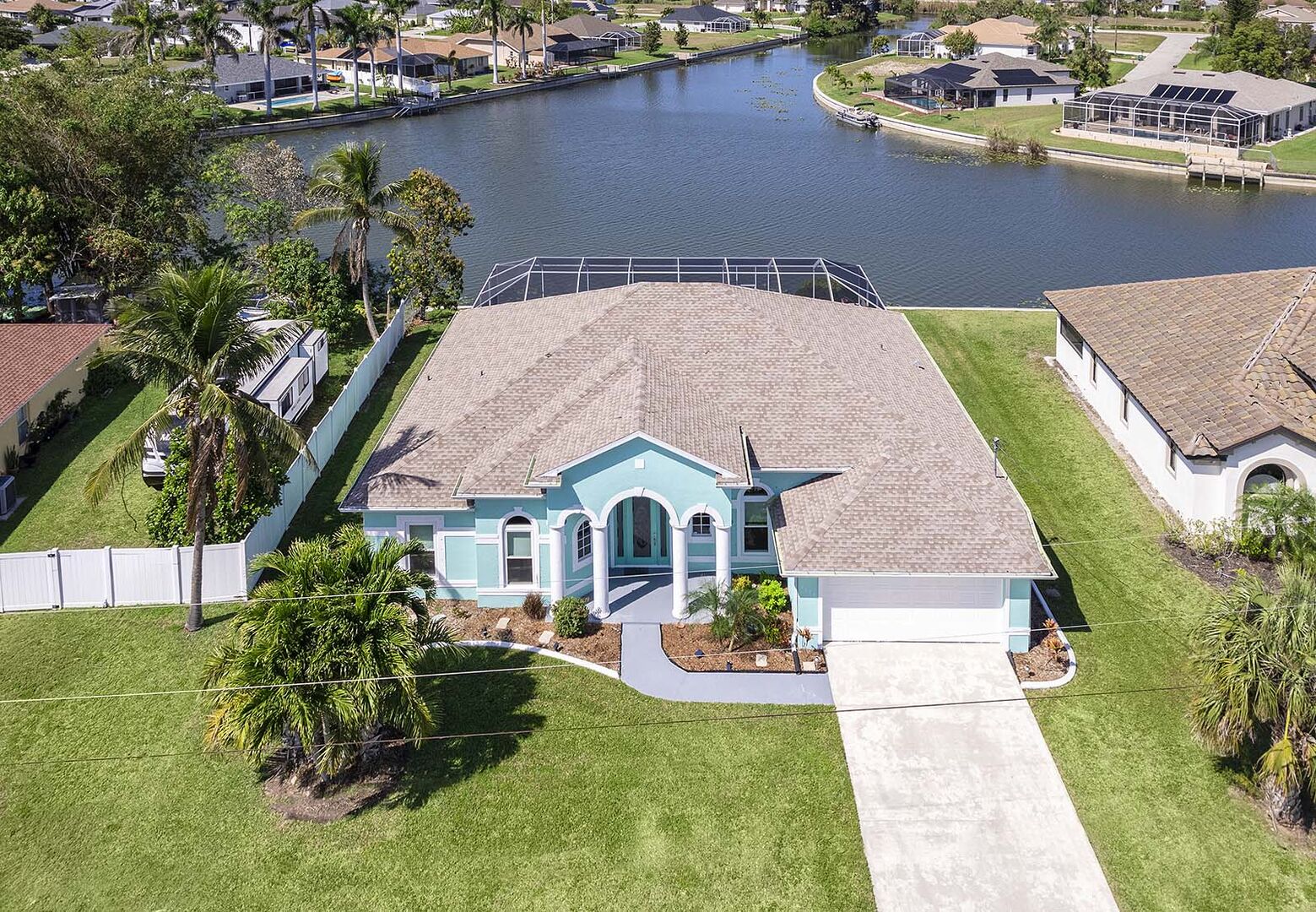 Außenbereich mit Feuerstelle am Kanal.