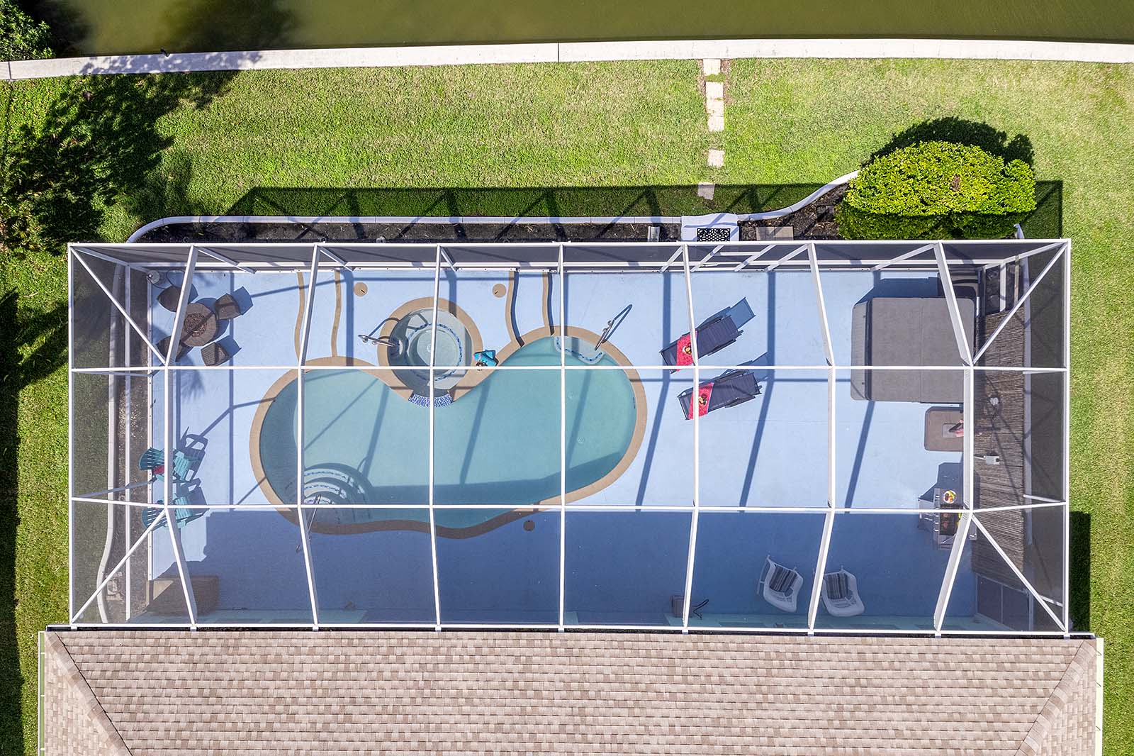 Überdachte Lanai mit Sitzbereich und Blick auf den Kanal.