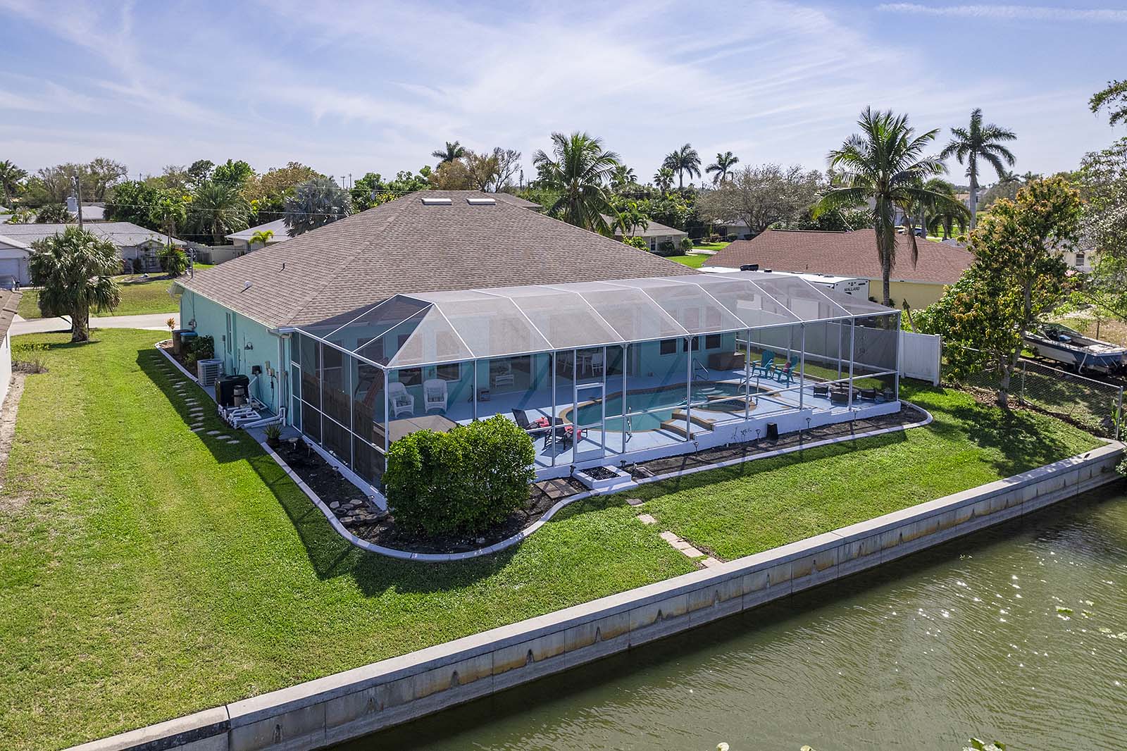 Feuerstelle im Außenbereich am Kanal mit Sitzgelegenheiten.