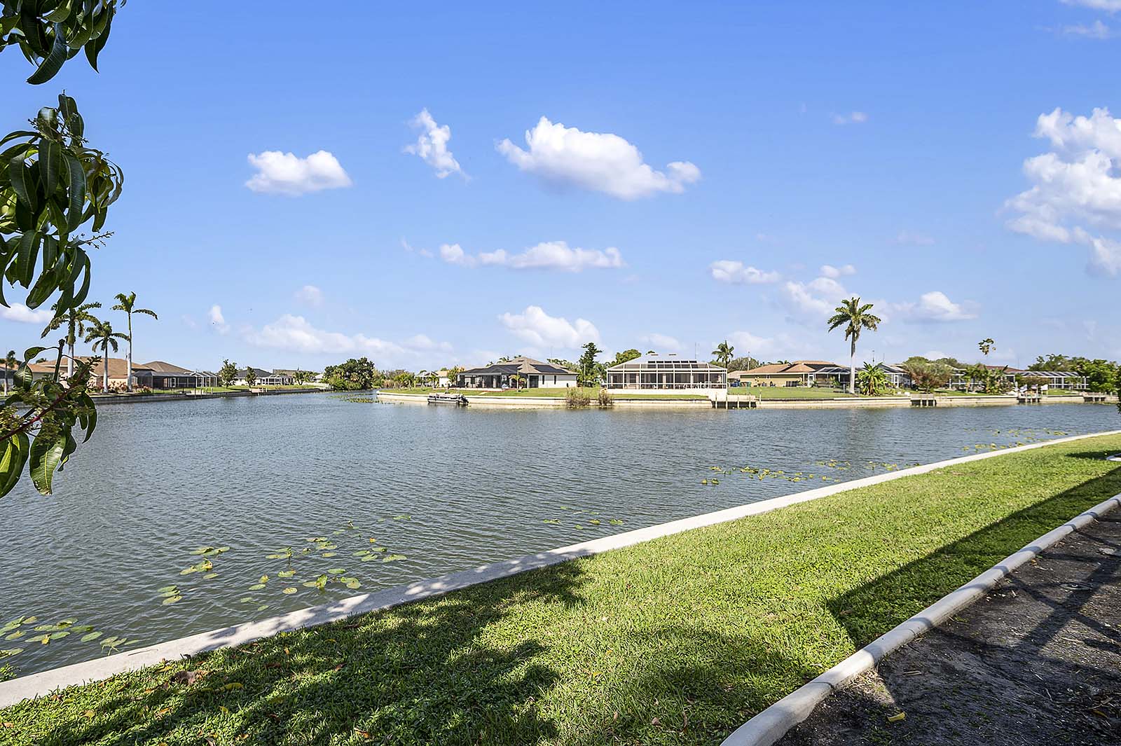 Feuerstelle im Außenbereich am Kanal mit Sitzgelegenheiten.