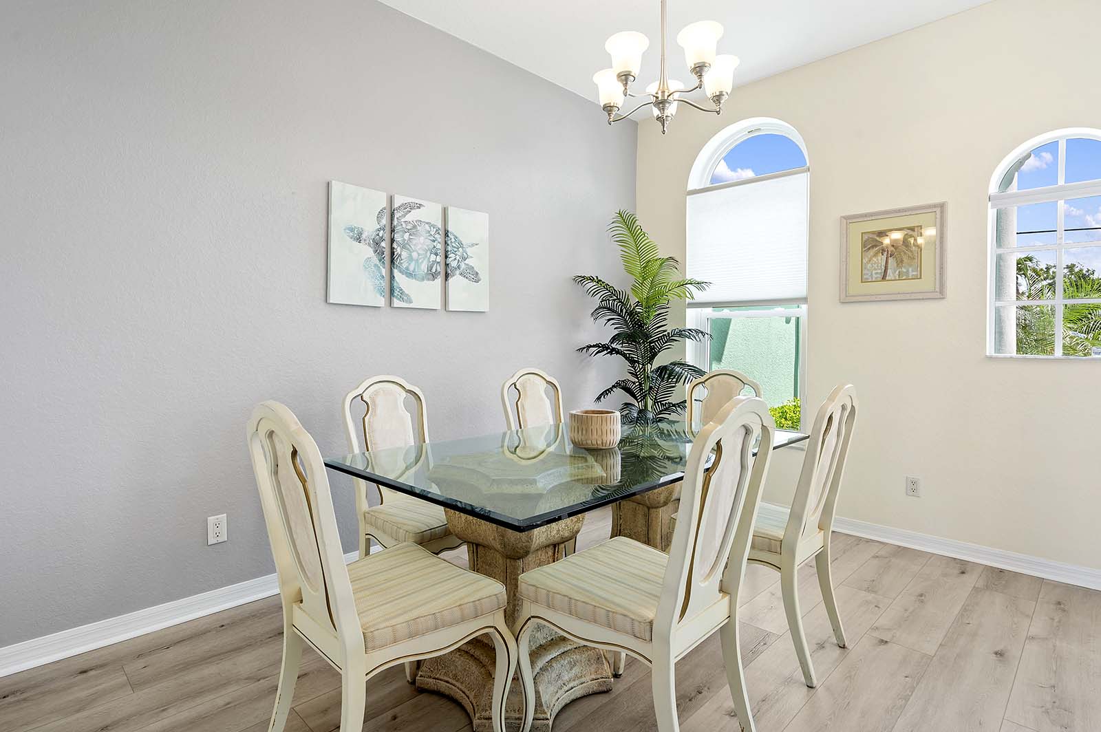 Salzwasser-Pool mit Whirlpool auf der Lanai am Kanal.