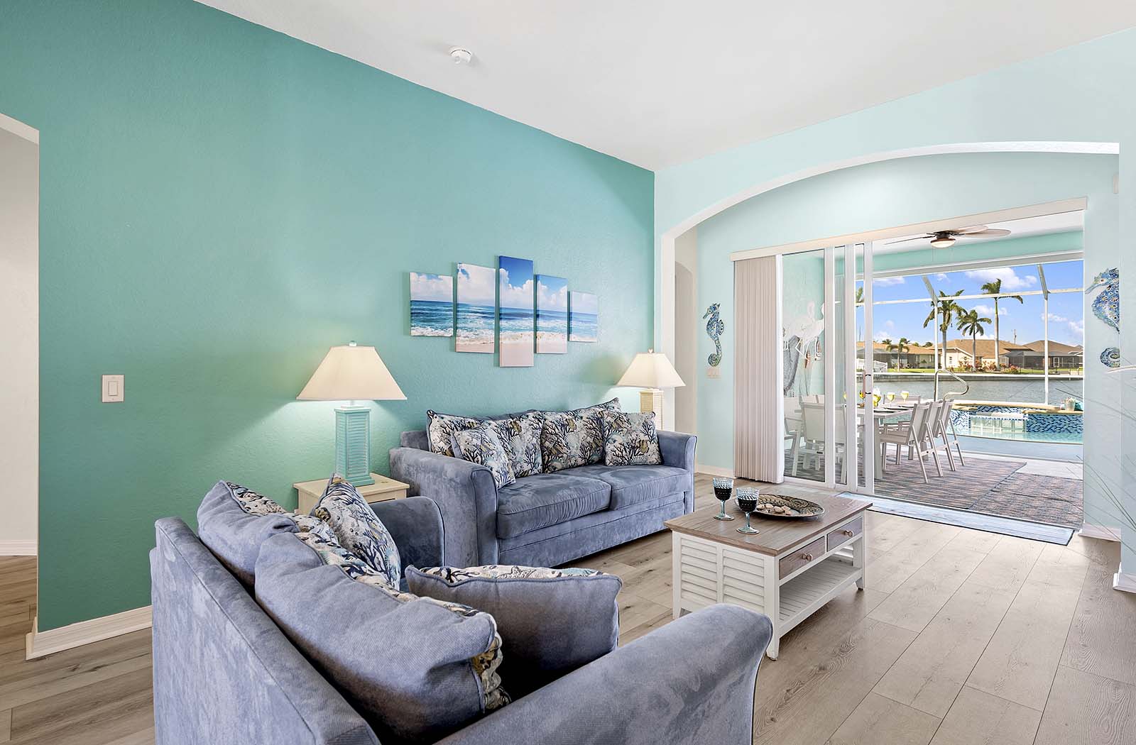 Überdachte Lanai mit Sitzbereich und Blick auf den Kanal.