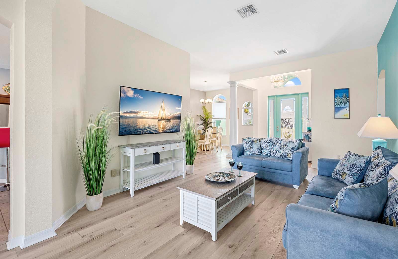 Überdachte Lanai mit Sitzbereich und Blick auf den Kanal.