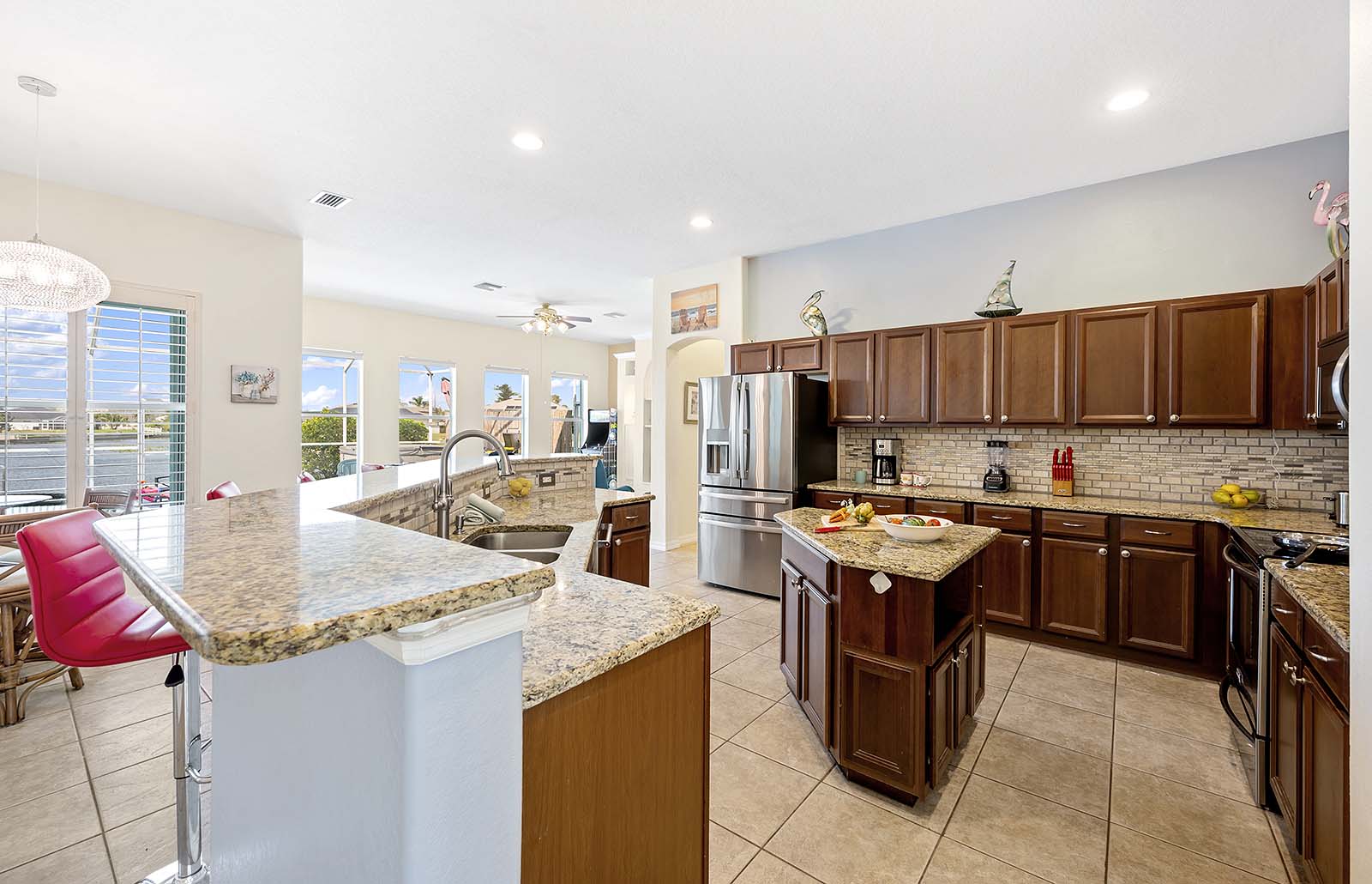 Salzwasser-Pool mit Whirlpool auf der Lanai am Kanal.