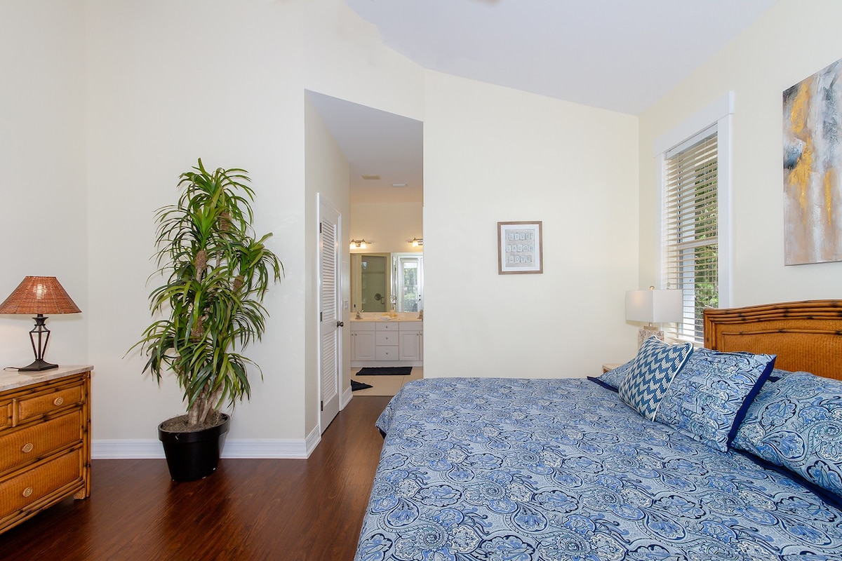 Salzwasser-Pool mit Whirlpool und Blick auf den Kanal.