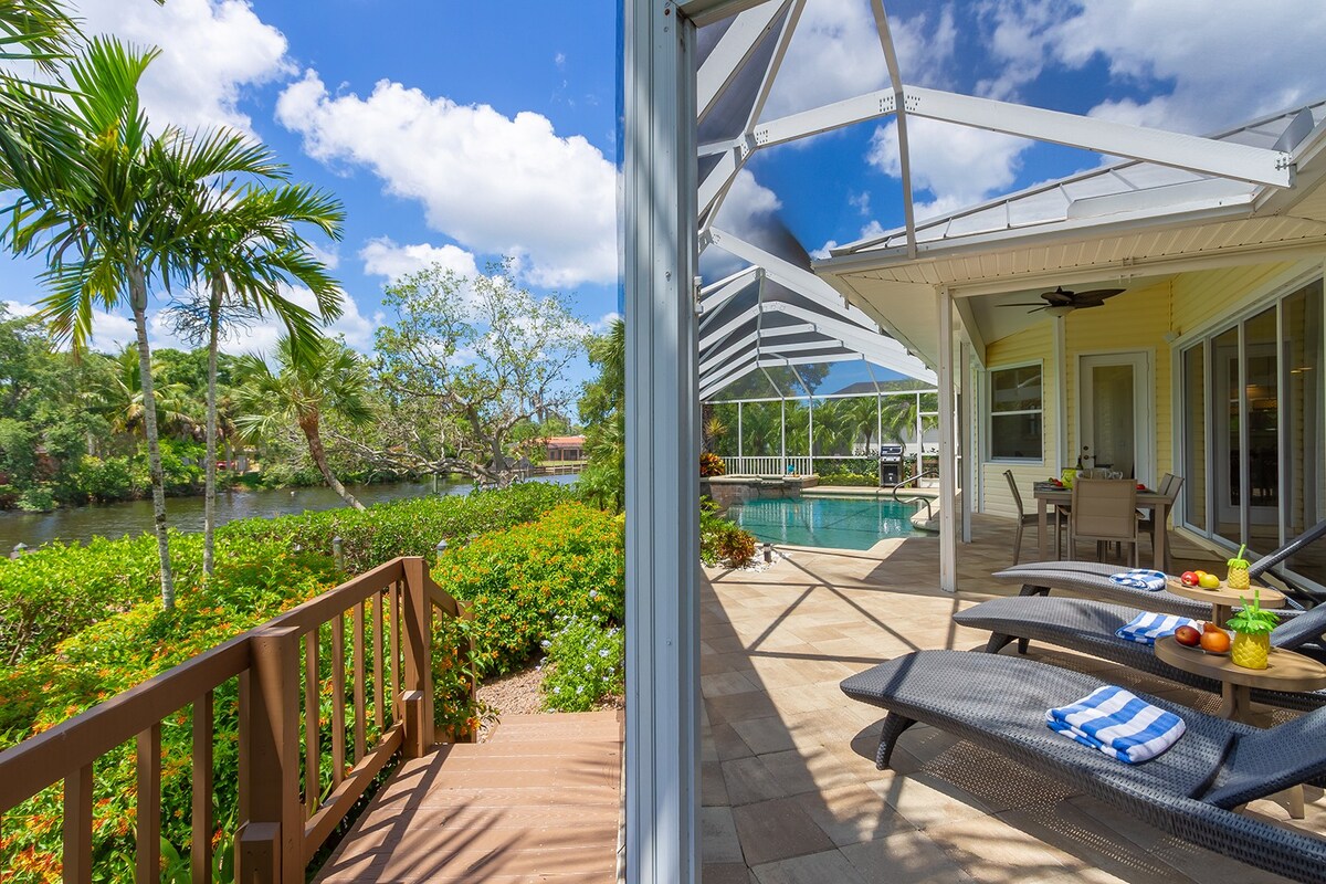 Blick auf den Kanal mit privatem Dock und Kajak.