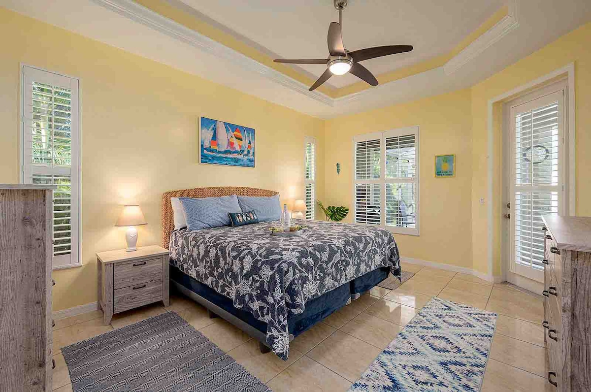 Beheizter Salzwasserpool mit Blick auf den Kanal und privatem Dock.