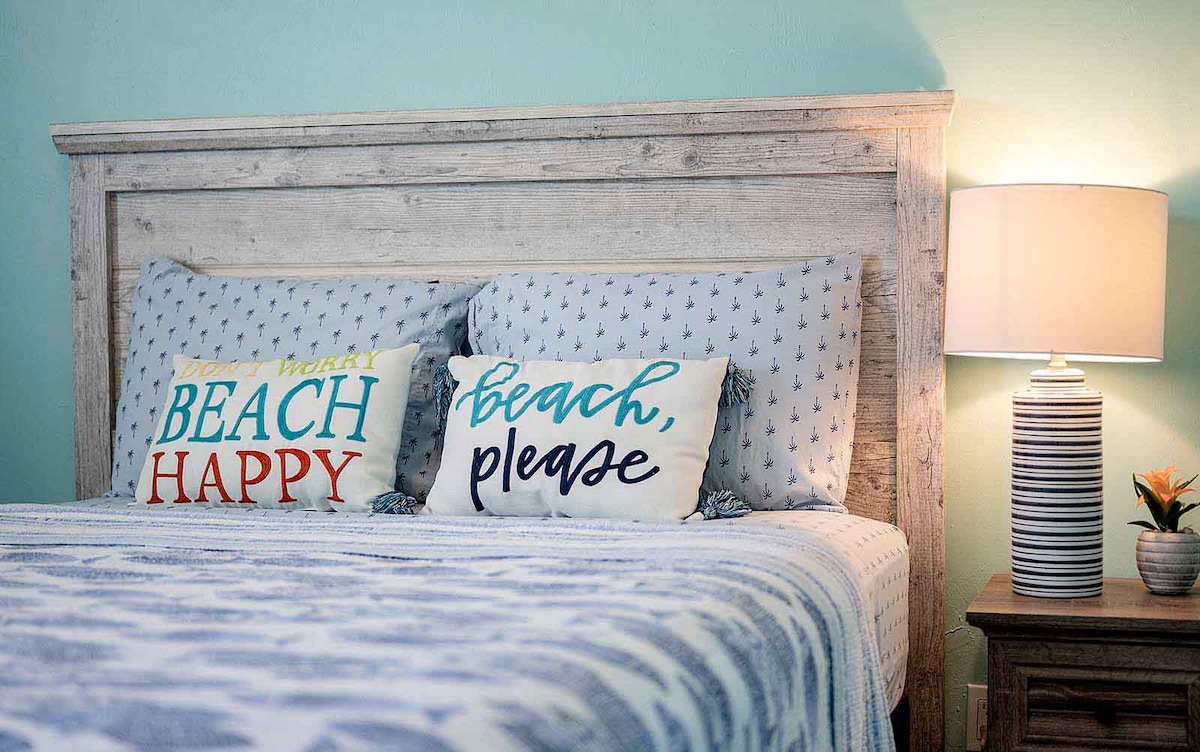 Beheizter Salzwasserpool mit Blick auf den Kanal und privatem Dock.