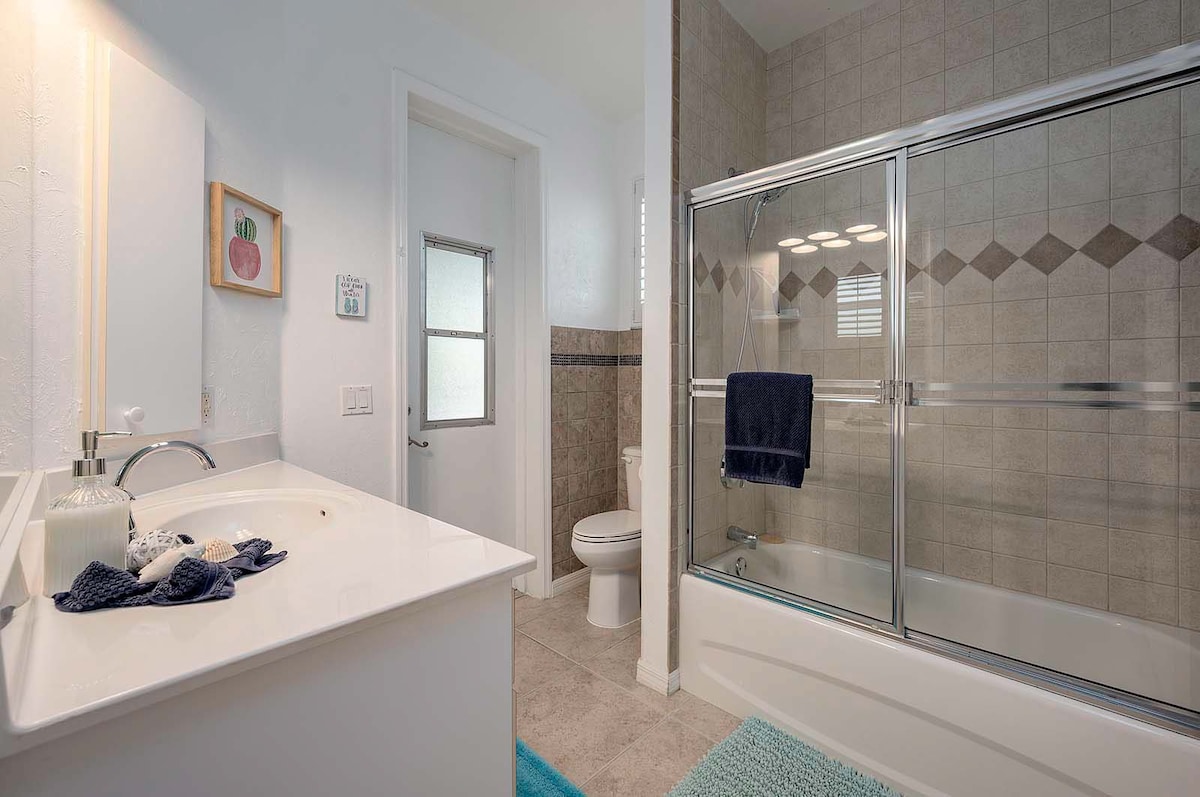 Beheizter Salzwasserpool mit Blick auf den Kanal und privatem Dock.