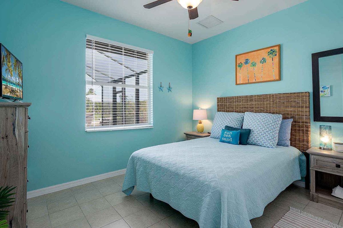 Beheizter Salzwasserpool mit Blick auf den Kanal und privatem Dock.