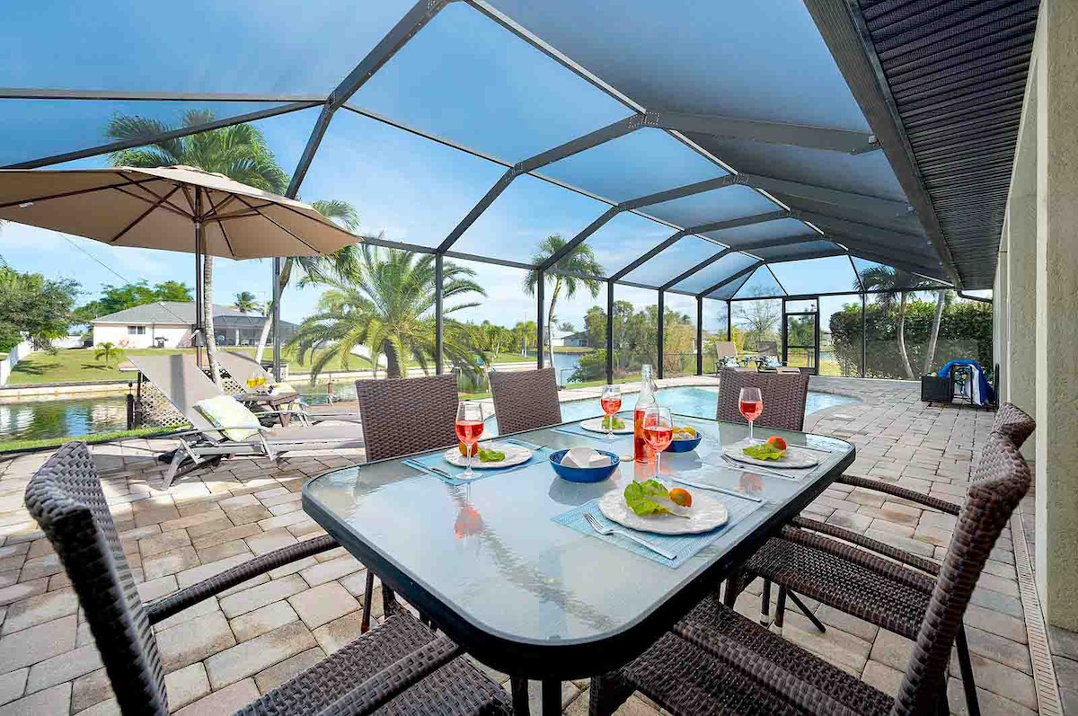 Beheizter Salzwasserpool mit Blick auf den Kanal und privatem Dock.