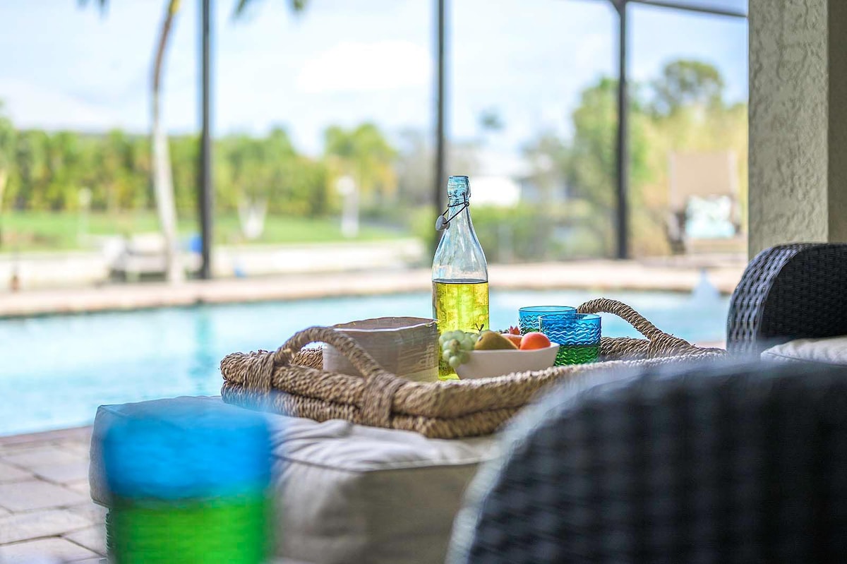 Beheizter Salzwasserpool mit Lanai und Blick auf den Kanal.