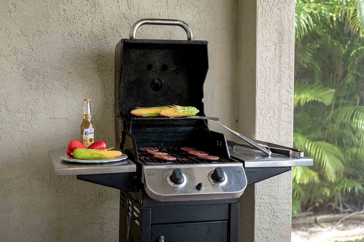 Beheizter Salzwasserpool mit Blick auf den Kanal und privatem Dock.