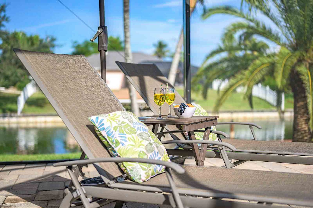 Beheizter Salzwasserpool mit Blick auf den Kanal und privatem Dock.
