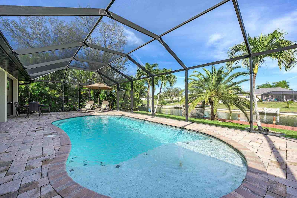 Beheizter Salzwasserpool mit Blick auf den Kanal und privatem Dock.