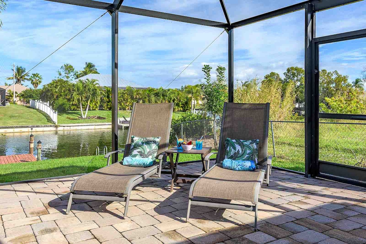 Beheizter Salzwasserpool mit Blick auf den Kanal und privatem Dock.
