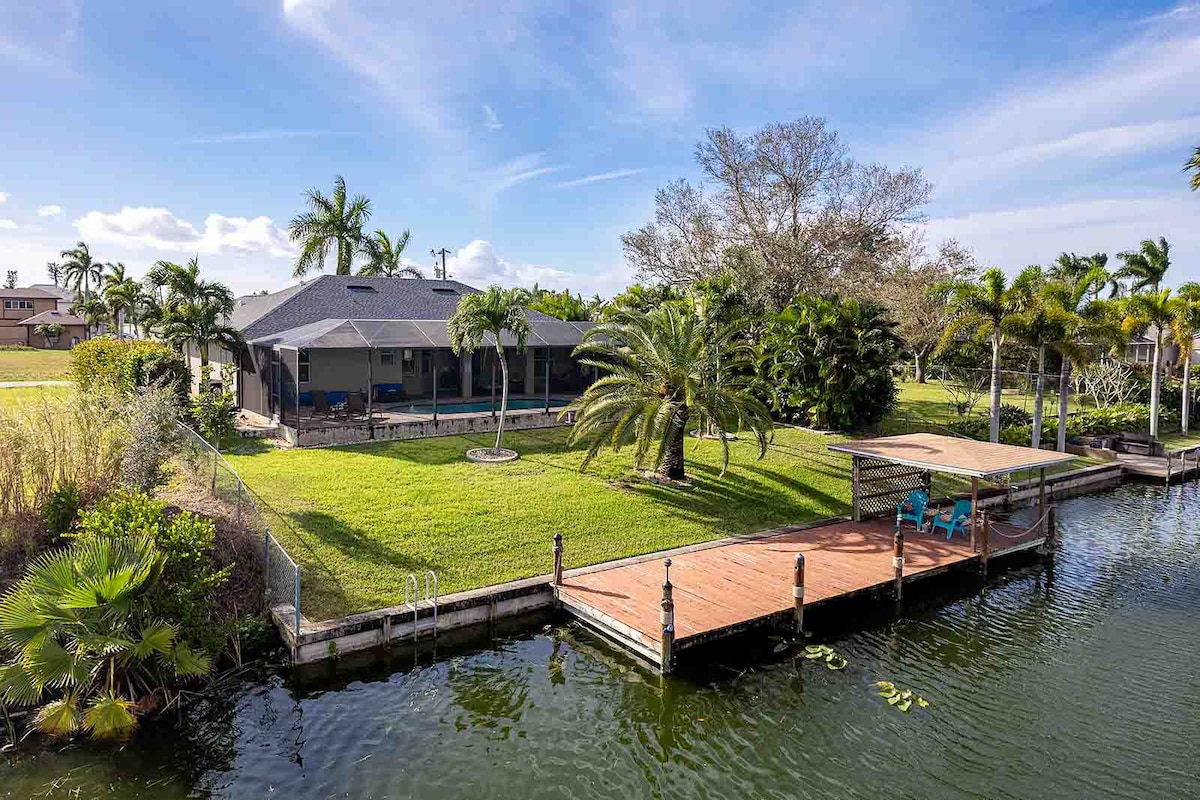 Beheizter Salzwasserpool mit Blick auf den Kanal und privatem Dock.