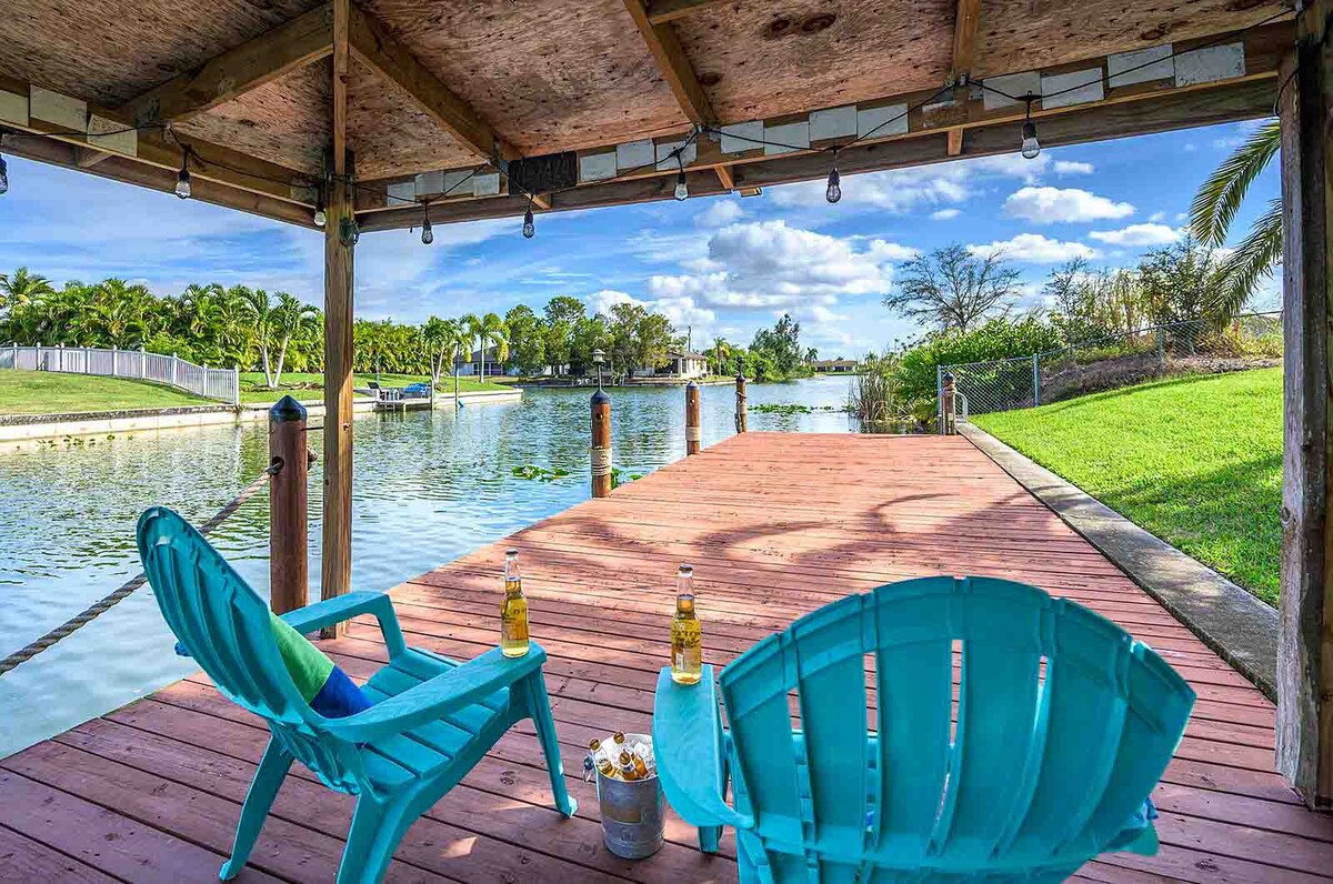 Beheizter Salzwasserpool mit Blick auf den Kanal und privatem Dock.