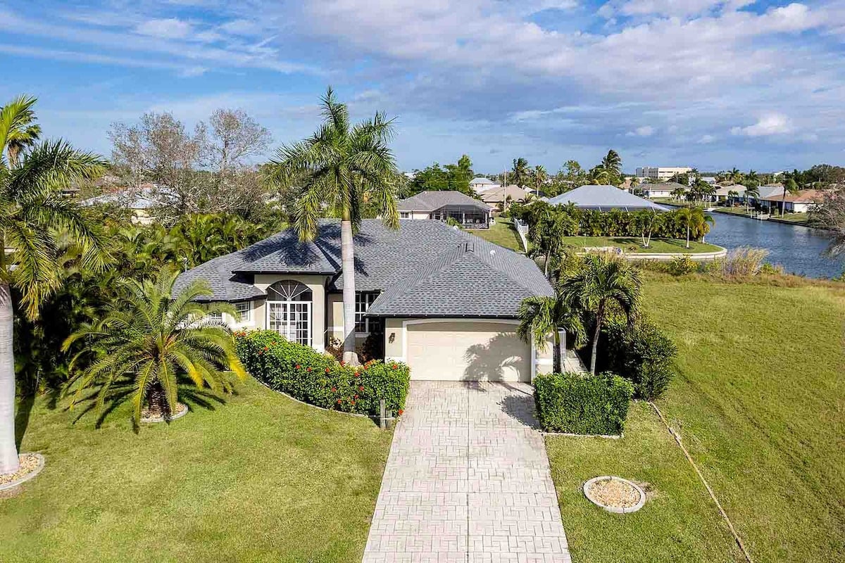 Beheizter Salzwasserpool am Kanal mit Dock und Lanai.