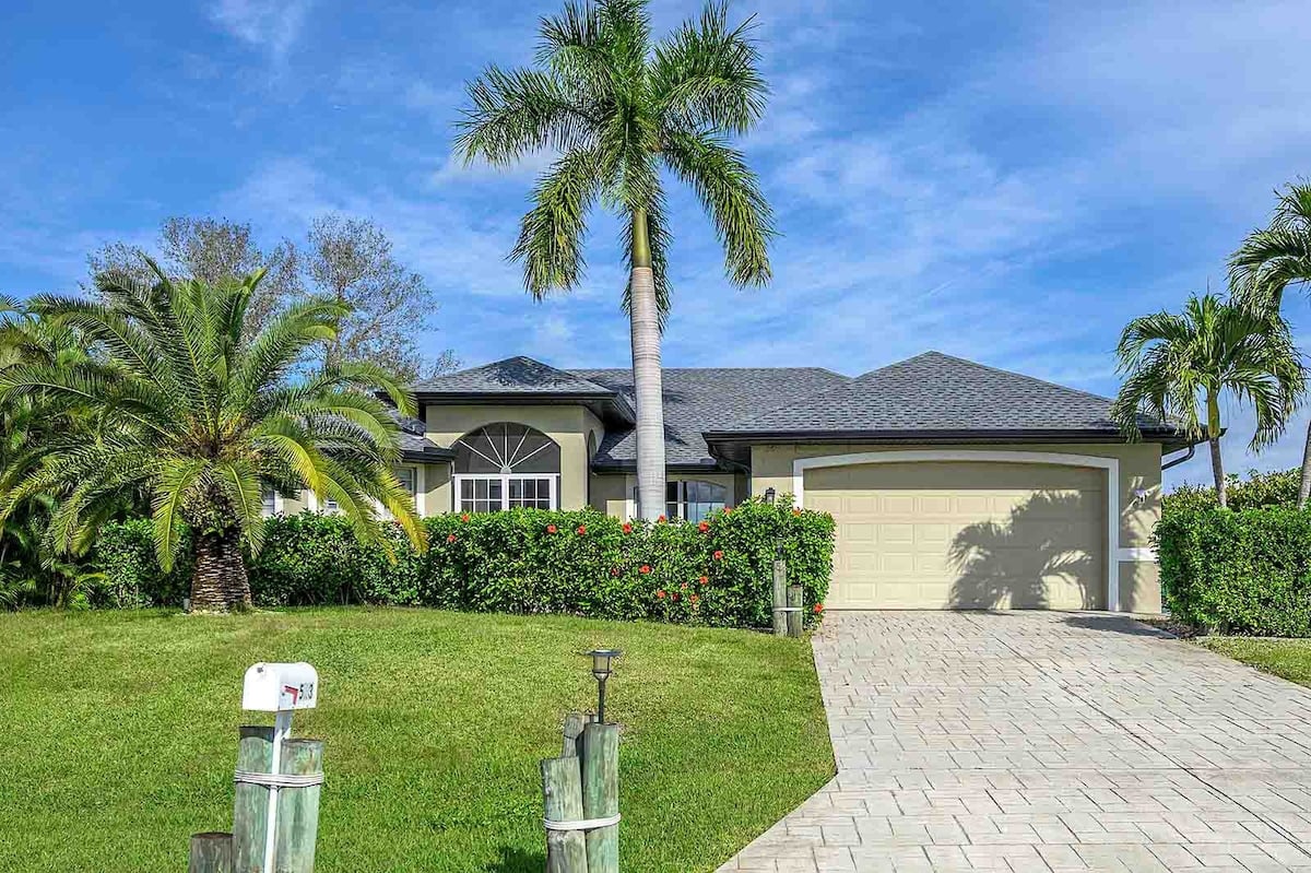 Beheizter Salzwasserpool mit Blick auf den Kanal und privatem Dock.
