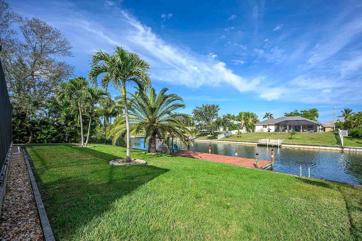 Beheizter Salzwasserpool mit Blick auf den Kanal und privatem Dock.