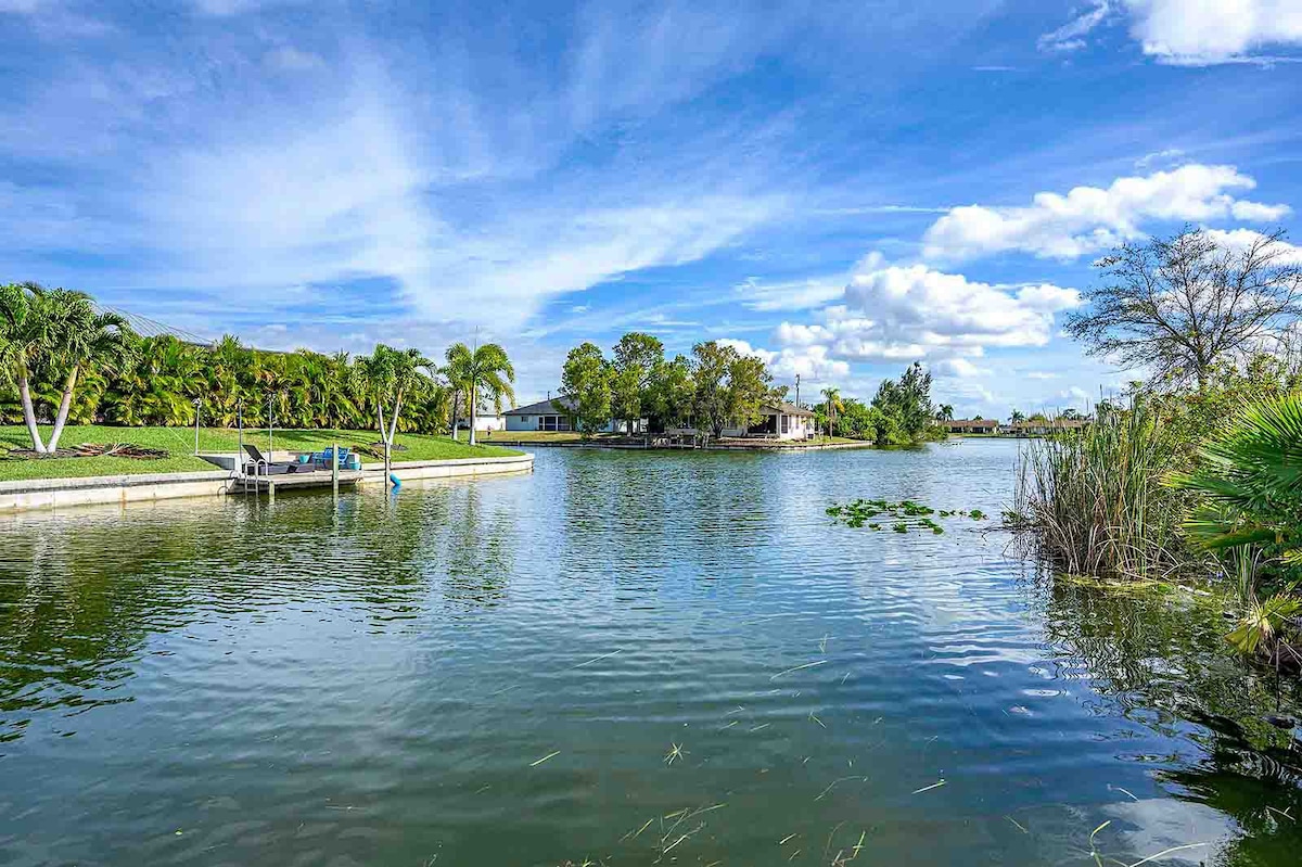 Sonnenuntergang über dem Kanal mit privatem Dock und Poolbereich.