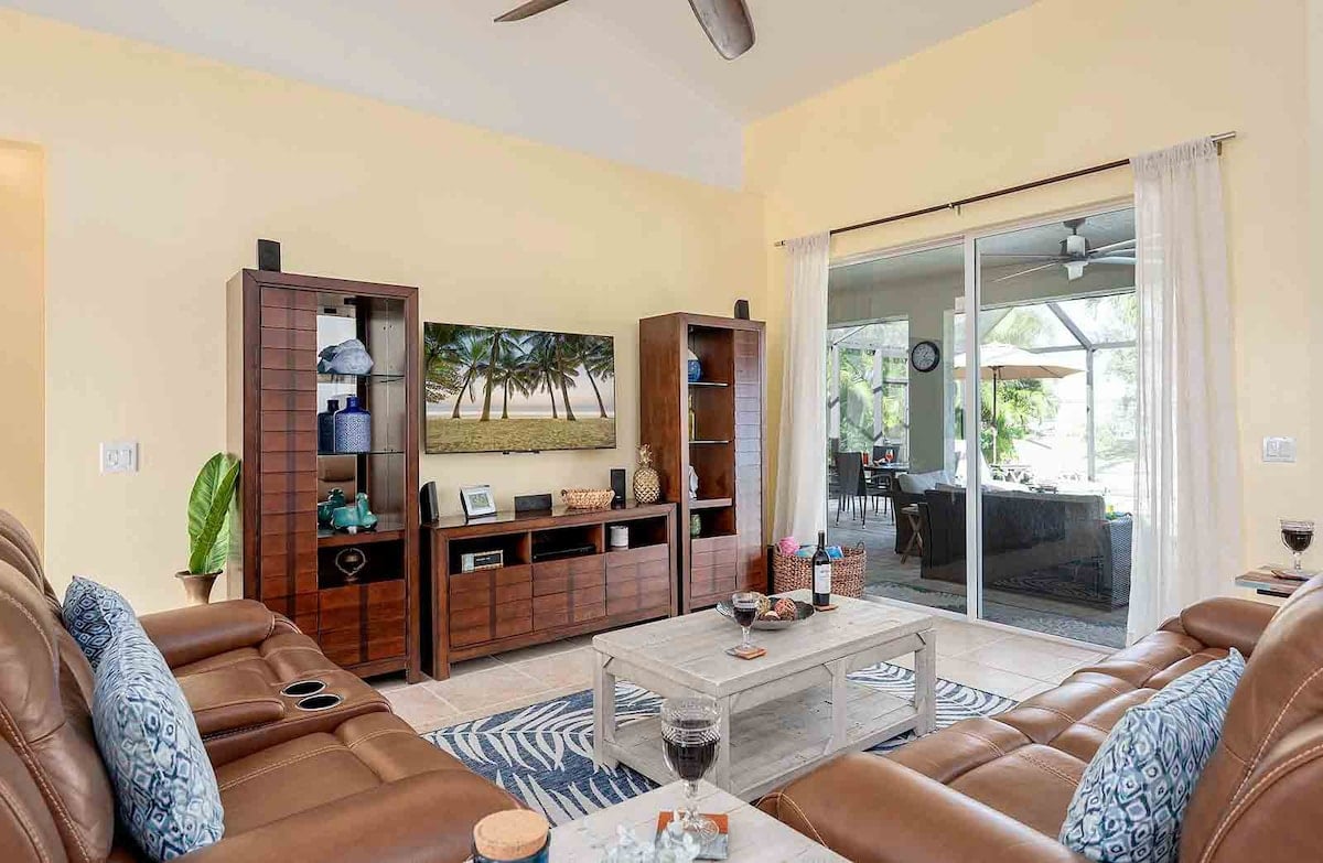 Beheizter Salzwasserpool mit Blick auf den Kanal und privatem Bootssteg.