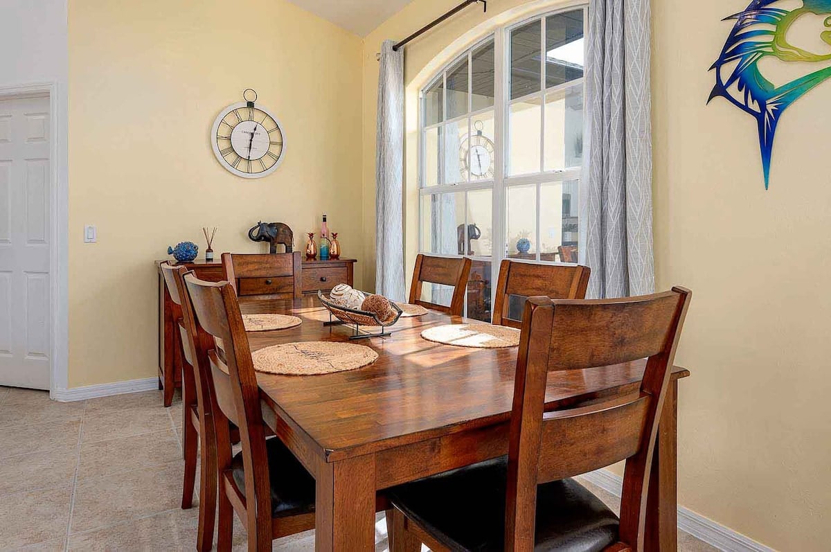 Beheizter Salzwasserpool mit Blick auf den Kanal und privatem Dock.