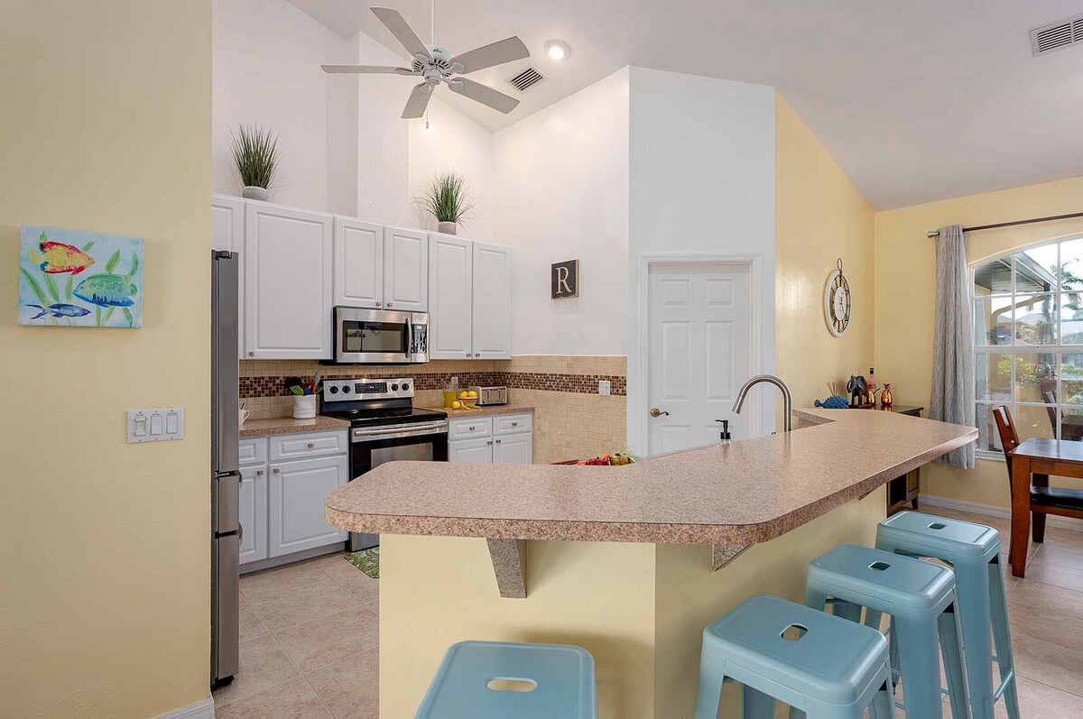 Beheizter Salzwasserpool mit Blick auf den Kanal und privatem Dock.