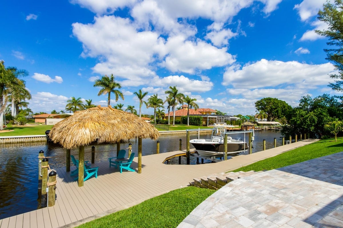 Beheizter Pool auf der Lanai mit Blick auf den Kanal.