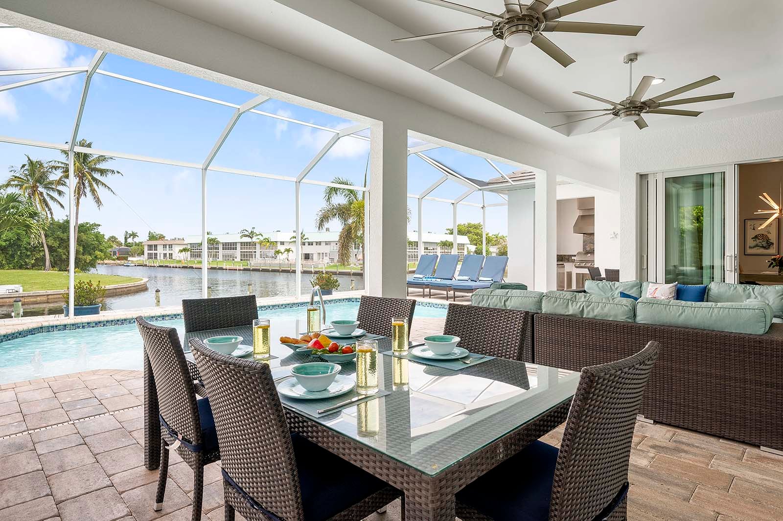 Beheizter Pool auf der Lanai mit Blick auf den Kanal.