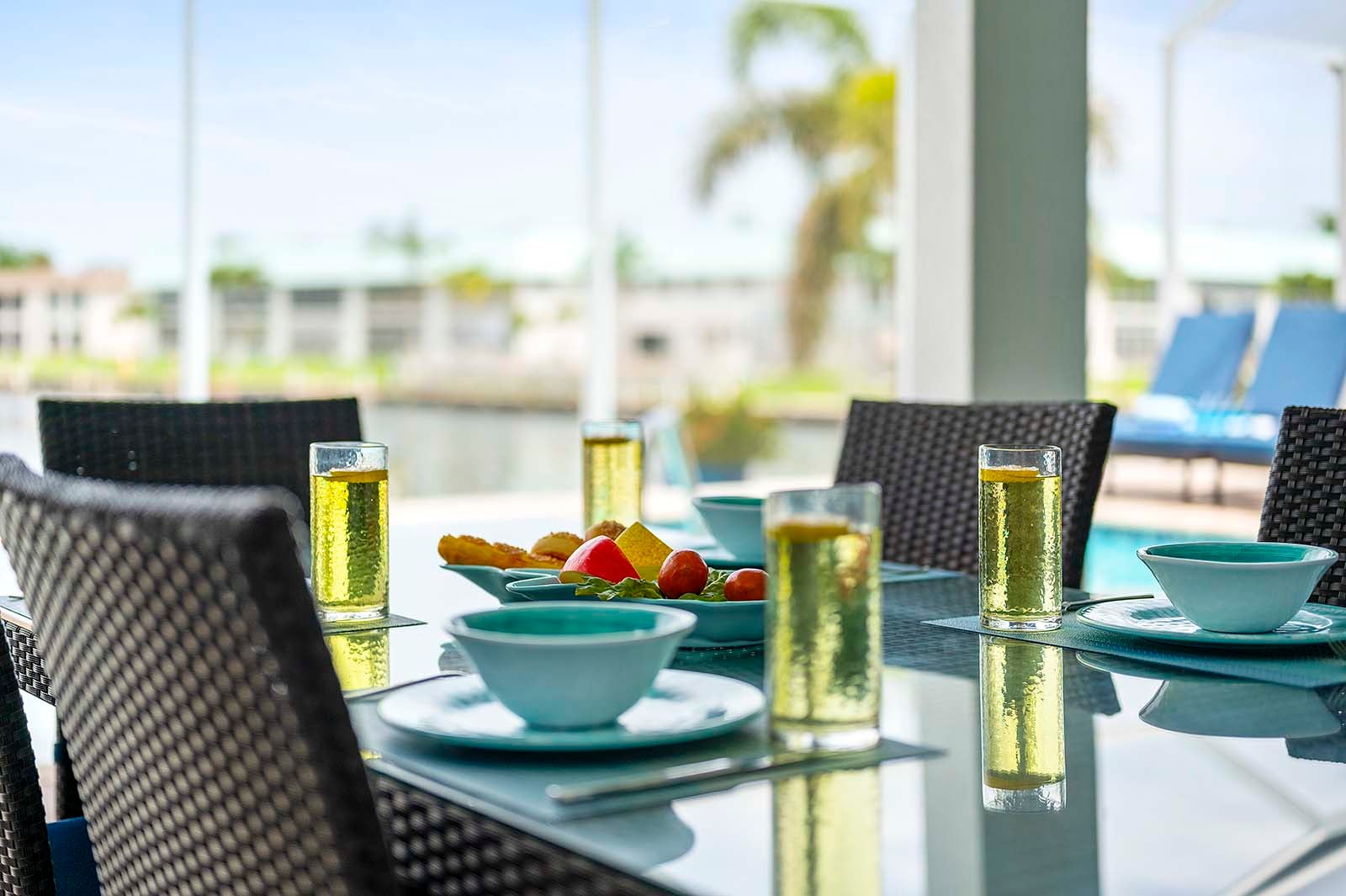Beheizter Pool auf der Lanai mit Blick auf den Kanal.