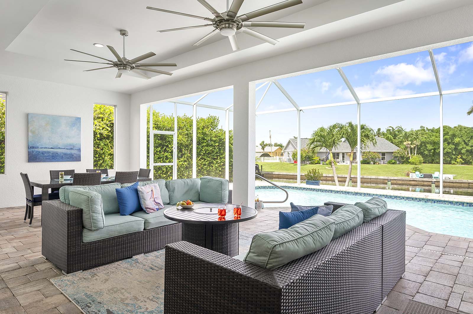 Beheizter Pool auf der Lanai mit Blick auf den Kanal.