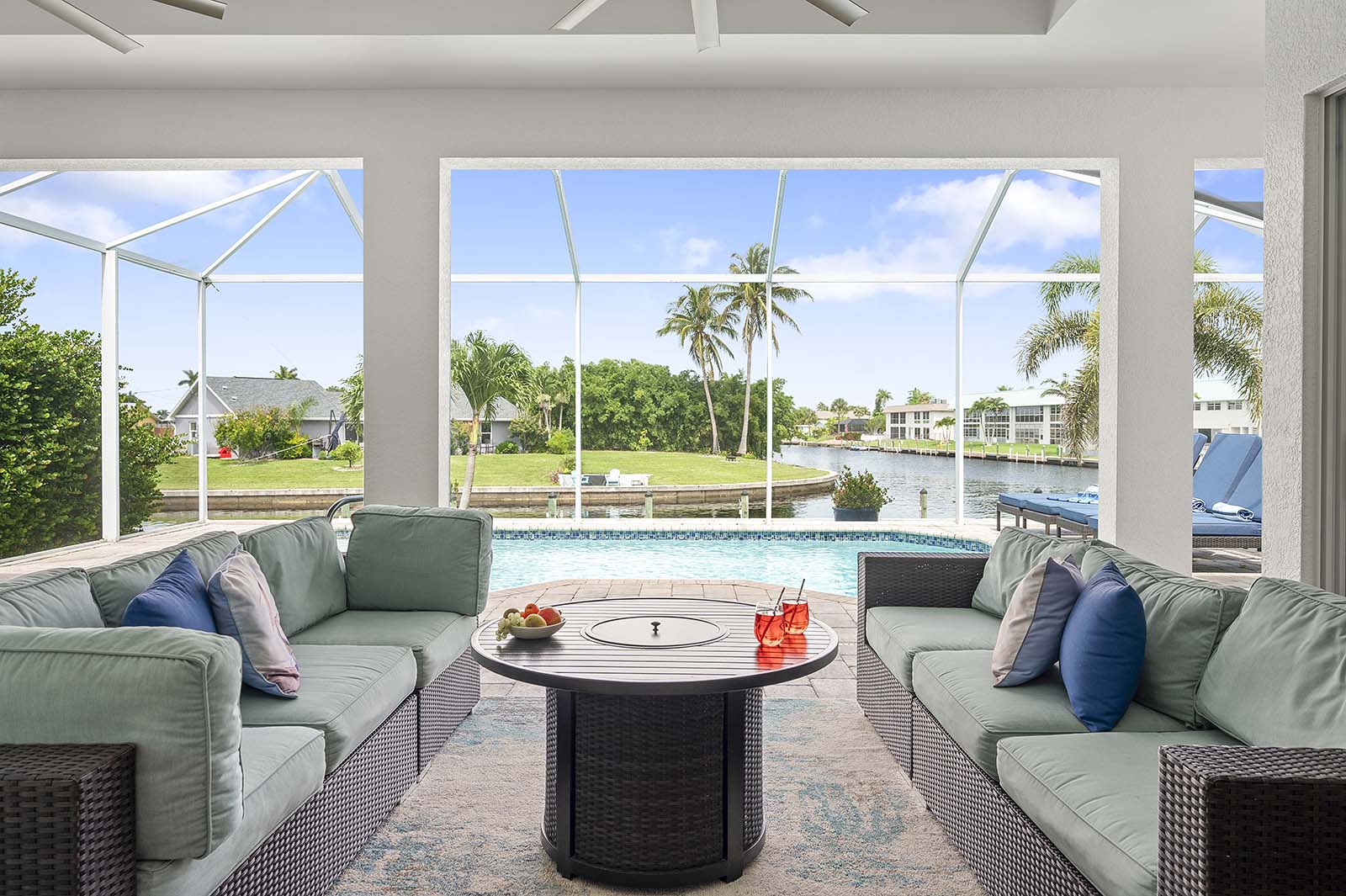 Beheizter Pool auf der Lanai mit Blick auf den Kanal.