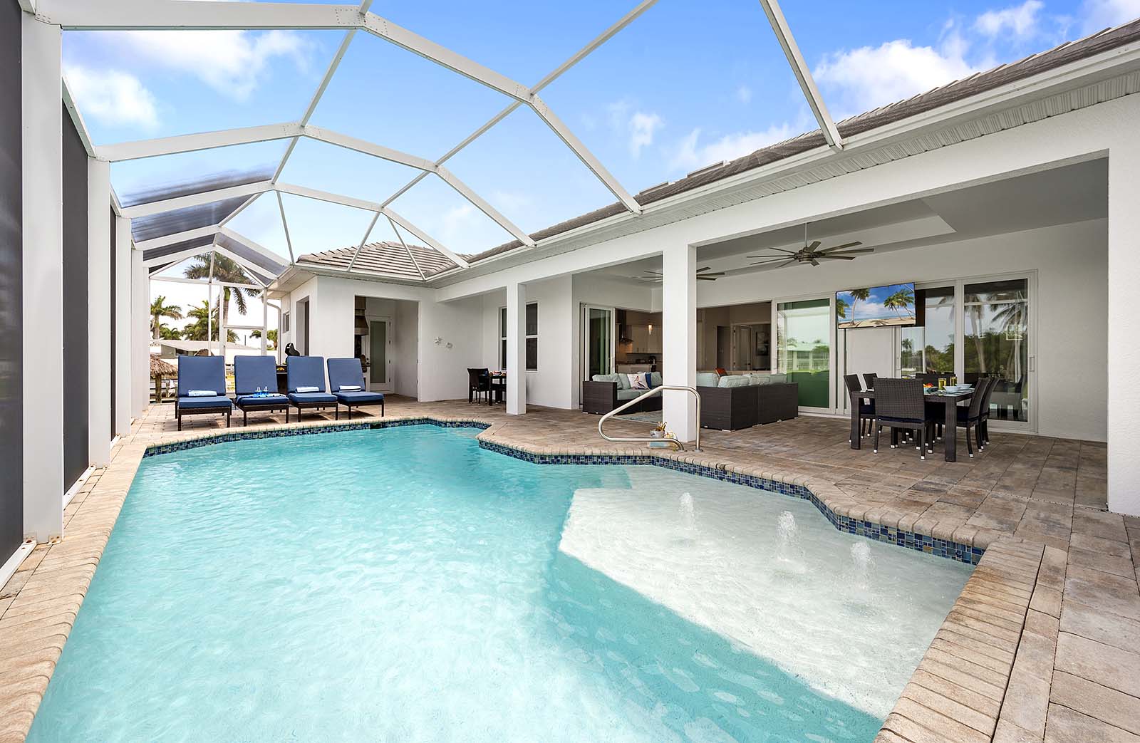 Beheizter Pool auf der Lanai mit Blick auf den Kanal.