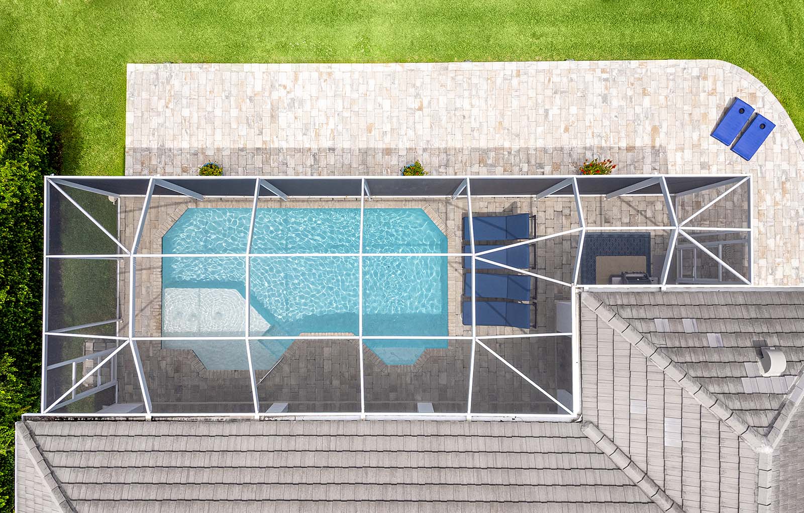 Beheizter Pool auf der Lanai mit Blick auf den Kanal.