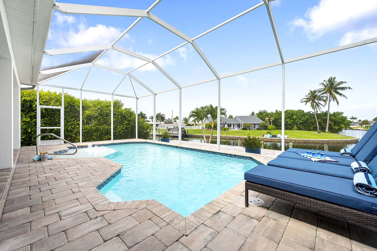 Beheizter Pool auf der Lanai mit Blick auf den Kanal.