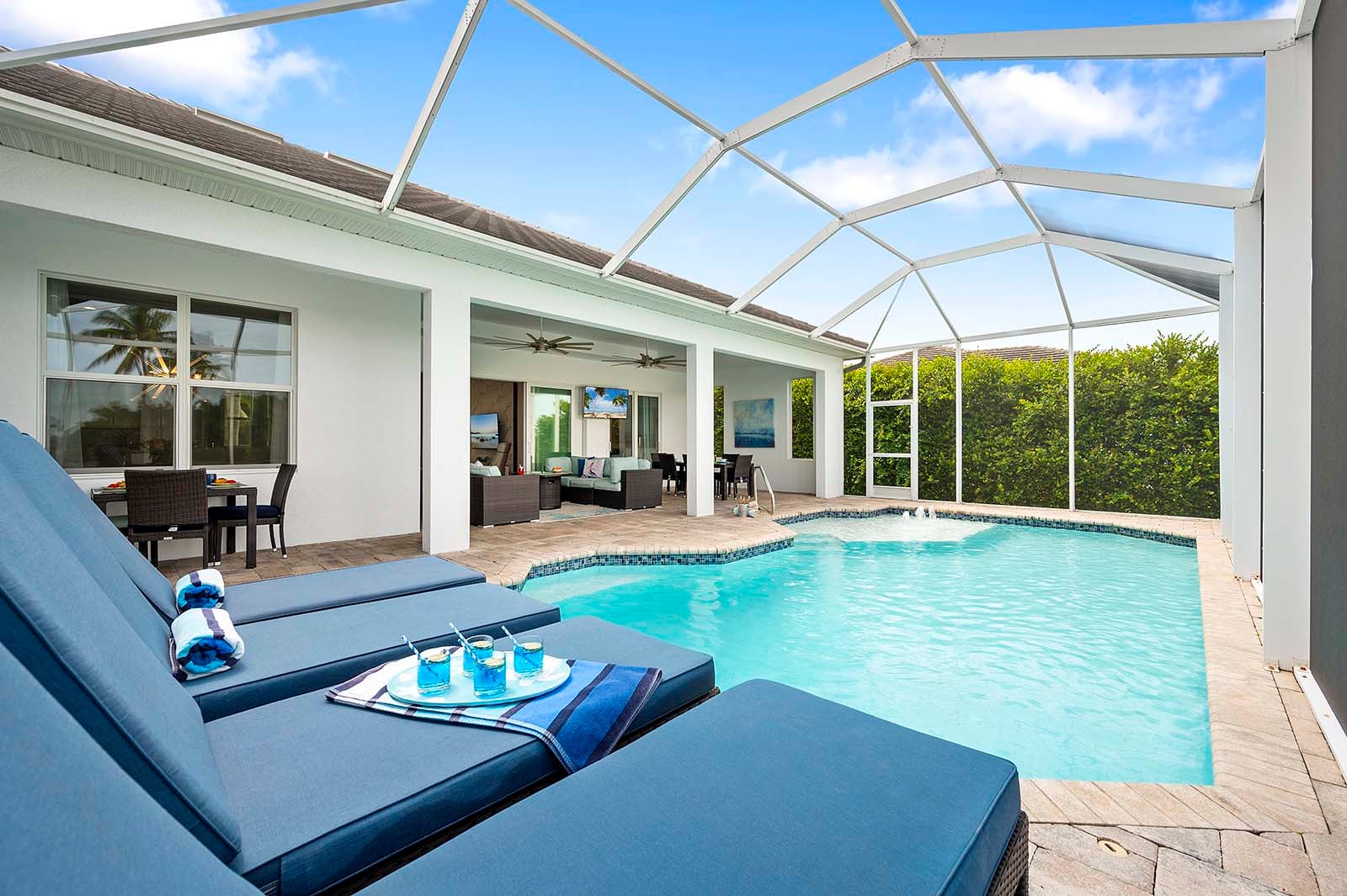 Beheizter Pool auf der Lanai mit Blick auf den Kanal.