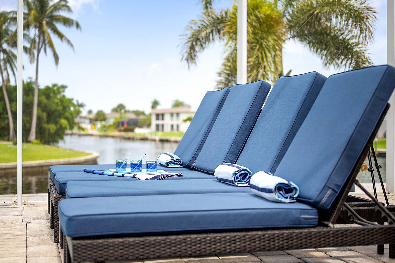 Beheizter Pool auf der Lanai mit Blick auf den Kanal.