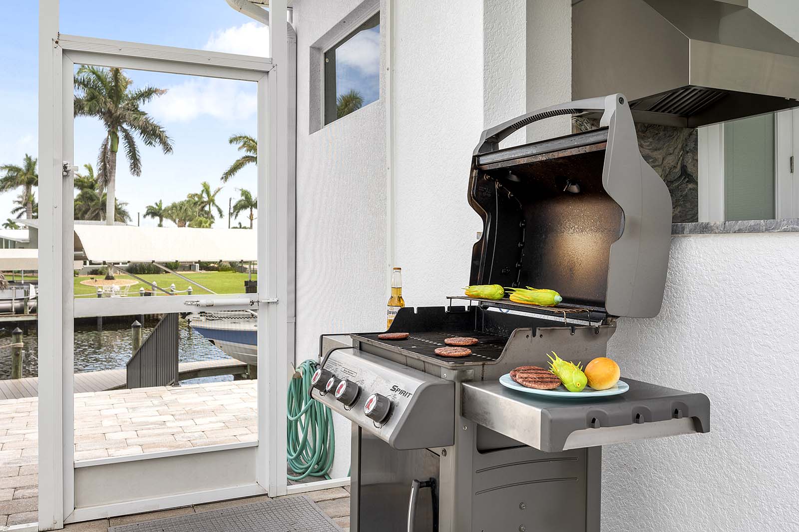 Beheizter Pool auf der Lanai mit Blick auf den Kanal.