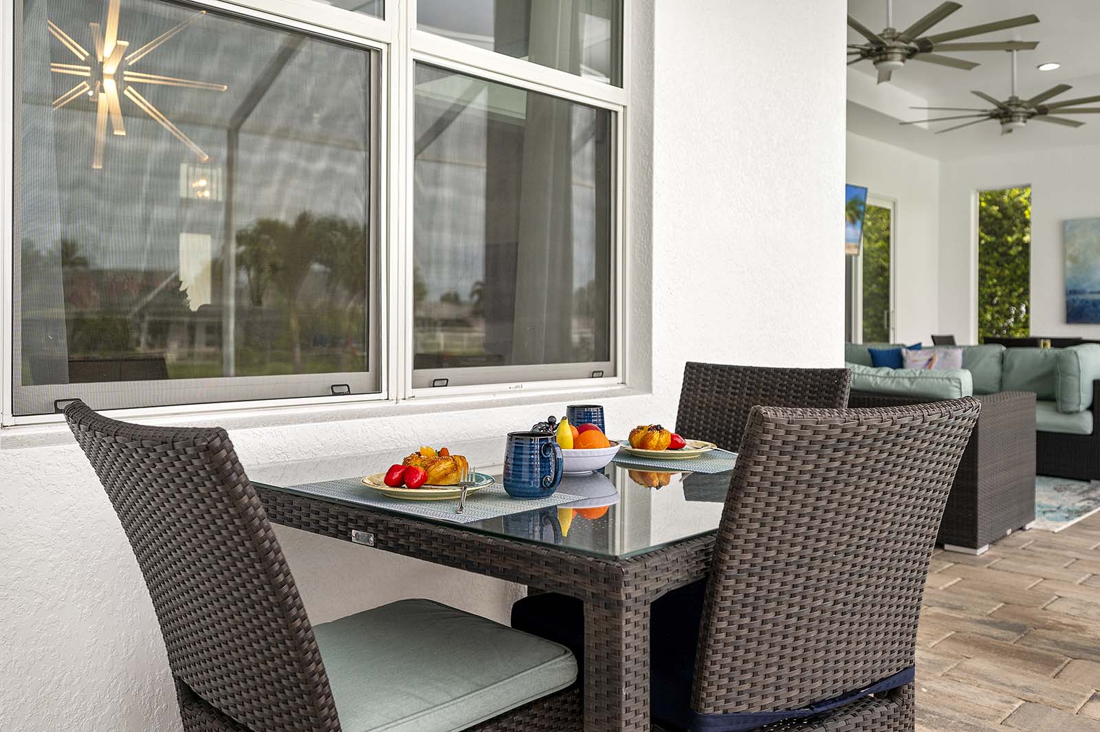 Beheizter Pool auf der Lanai mit Blick auf den Kanal.